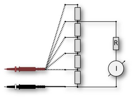 Spannung messen mit analogem Multimeter.